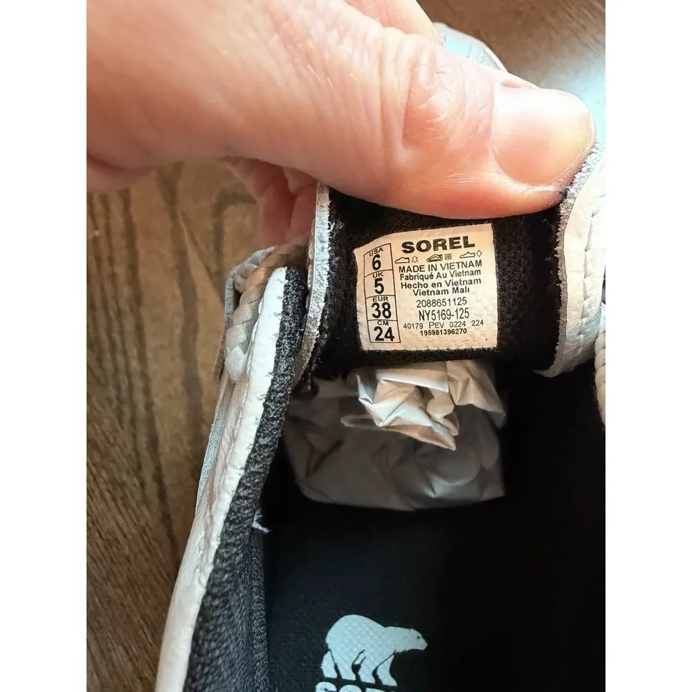 Sorel Out N About Waterproof Booties white silver Youth Sz 6 NWT